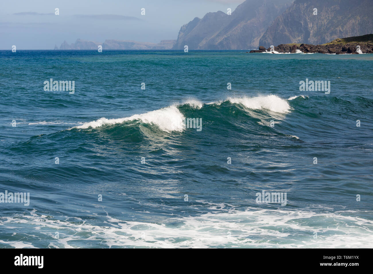 Le onde che si infrangono a costa dell'isola di Madeira Foto Stock