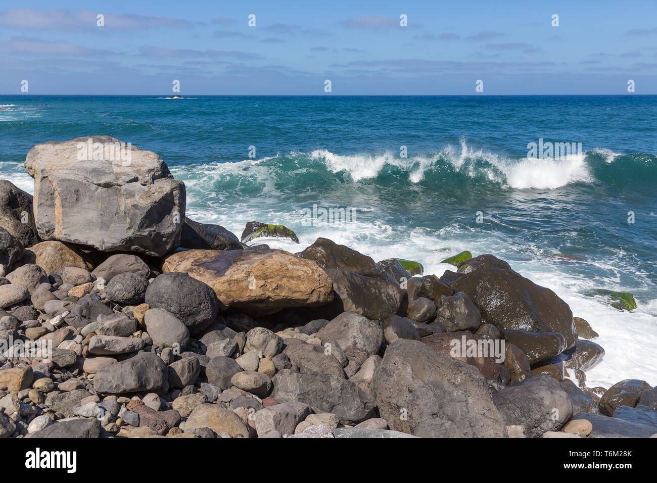 Costa rocciosa di Madeira con le onde che si infrangono Foto Stock