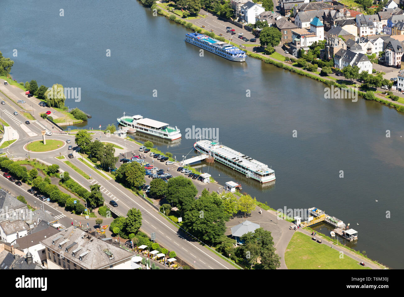 Vista aerea della Mosella con navi passeggeri nei pressi di Traben-Trarbach in Germania Foto Stock