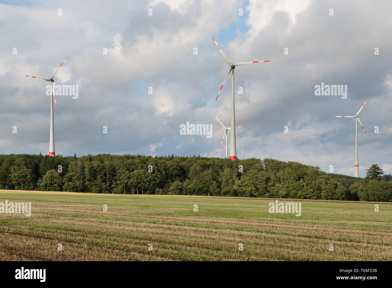 Agricoltura il paesaggio con le turbine eoliche in Germania Foto Stock