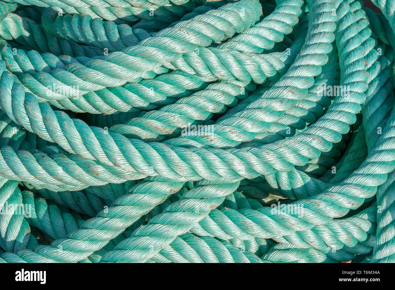 Funi in nylon a una nave nel porto Foto Stock