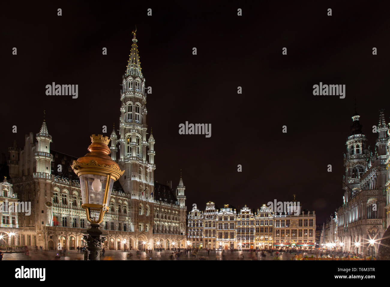 La Grand Place è la piazza centrale di Bruxelles. È circondato da guildhalls opulenti e due grandi edifici della città Town Hall e il re Foto Stock