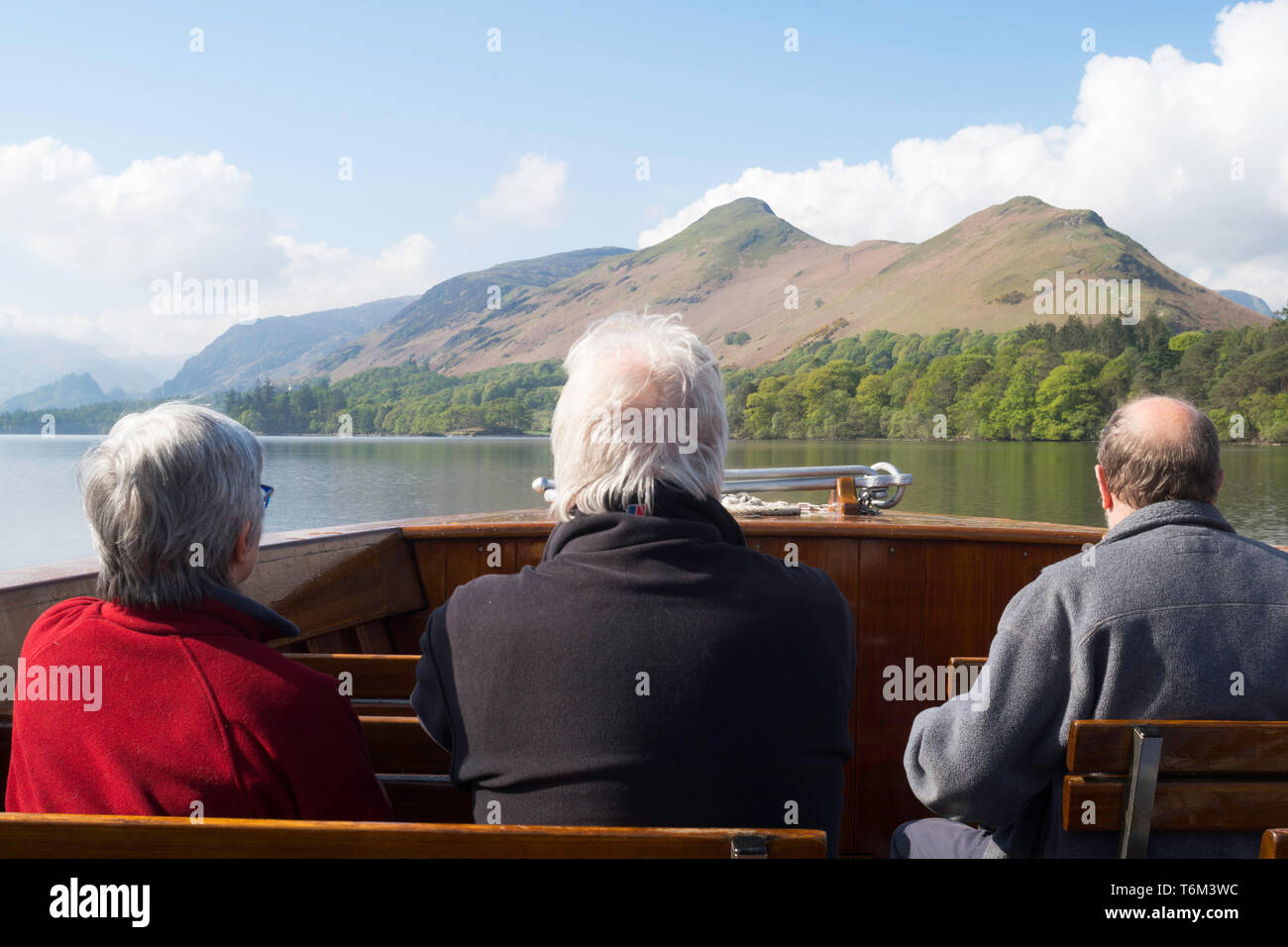 Passeggeri a Keswick società di lancio nave Derwentwater incrocio con Cat campane in background, Cumbria, England, Regno Unito Foto Stock