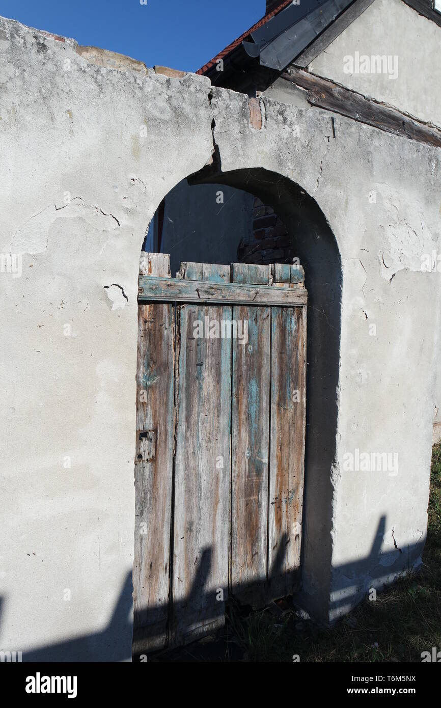 Porta di legno in una parete Foto Stock