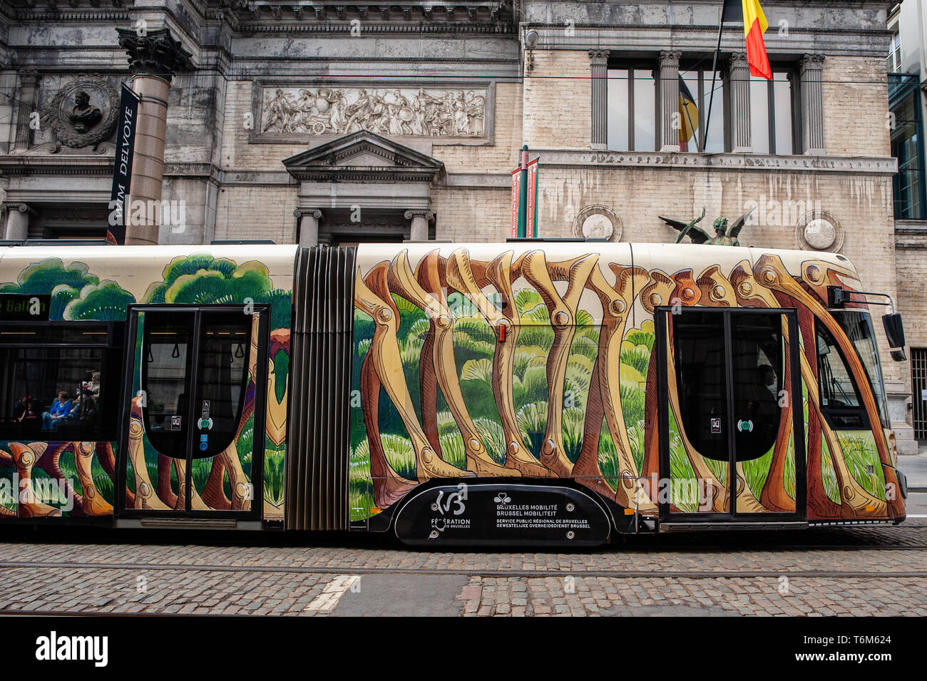 Un moderno tram è visto circolare durante le feste. Una serie di feste sono tenuti durante tutta la settimana per celebrare i 150 anni del tram. Mercoledì una parata di grandi dimensioni ha riunito più di 40 tram di tutte le epoche, tracciando la loro storia dal a cavallo il tram dei primi anni per i tram 3 mila e 4 mila che circolano oggi per le vie di Bruxelles. Foto Stock