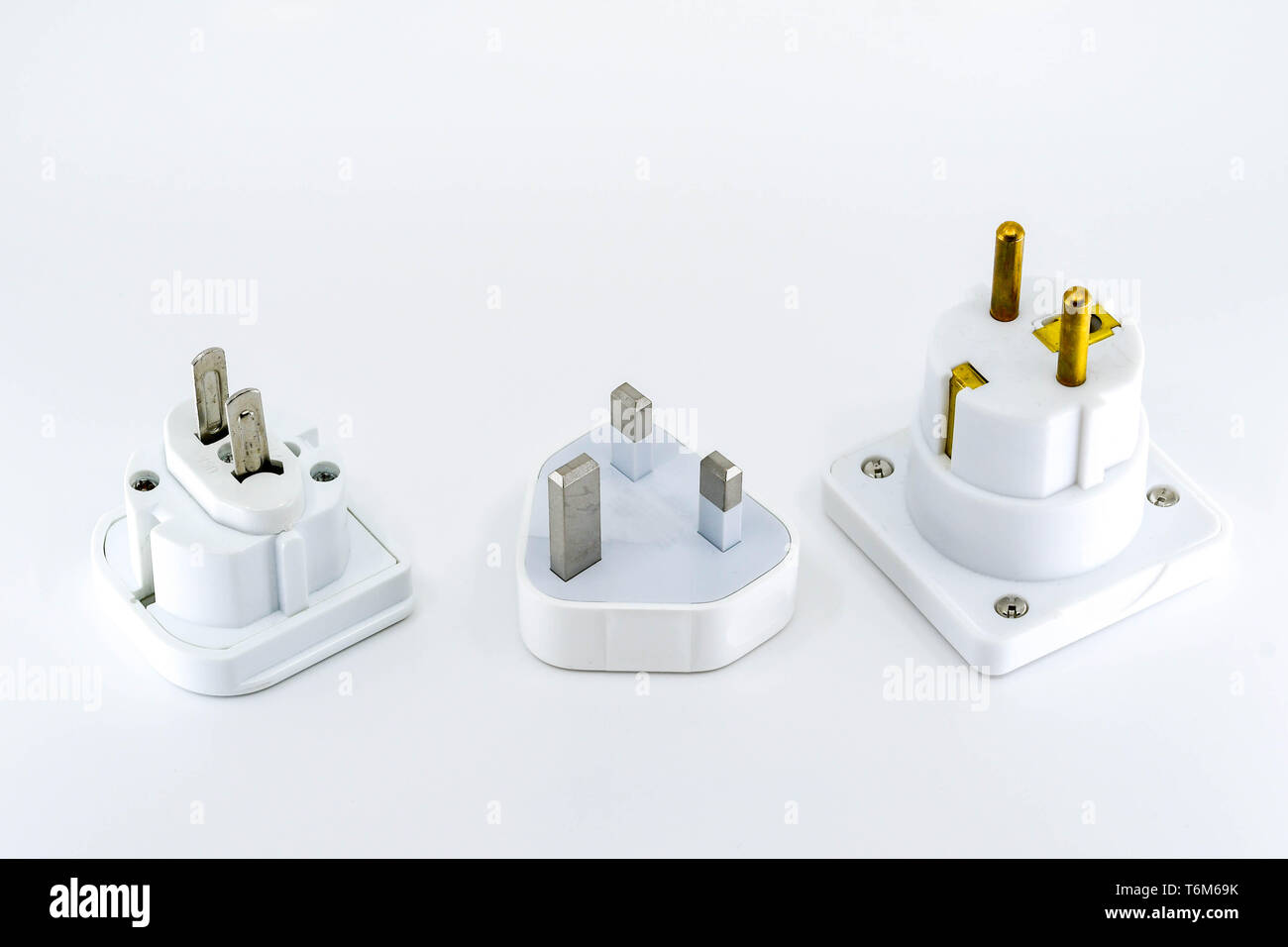 Vista ravvicinata di tre differenti travel adapter tappi. Da sinistra a destra sono gli adattatori per gli Stati Uniti, Europa e Regno Unito Foto Stock