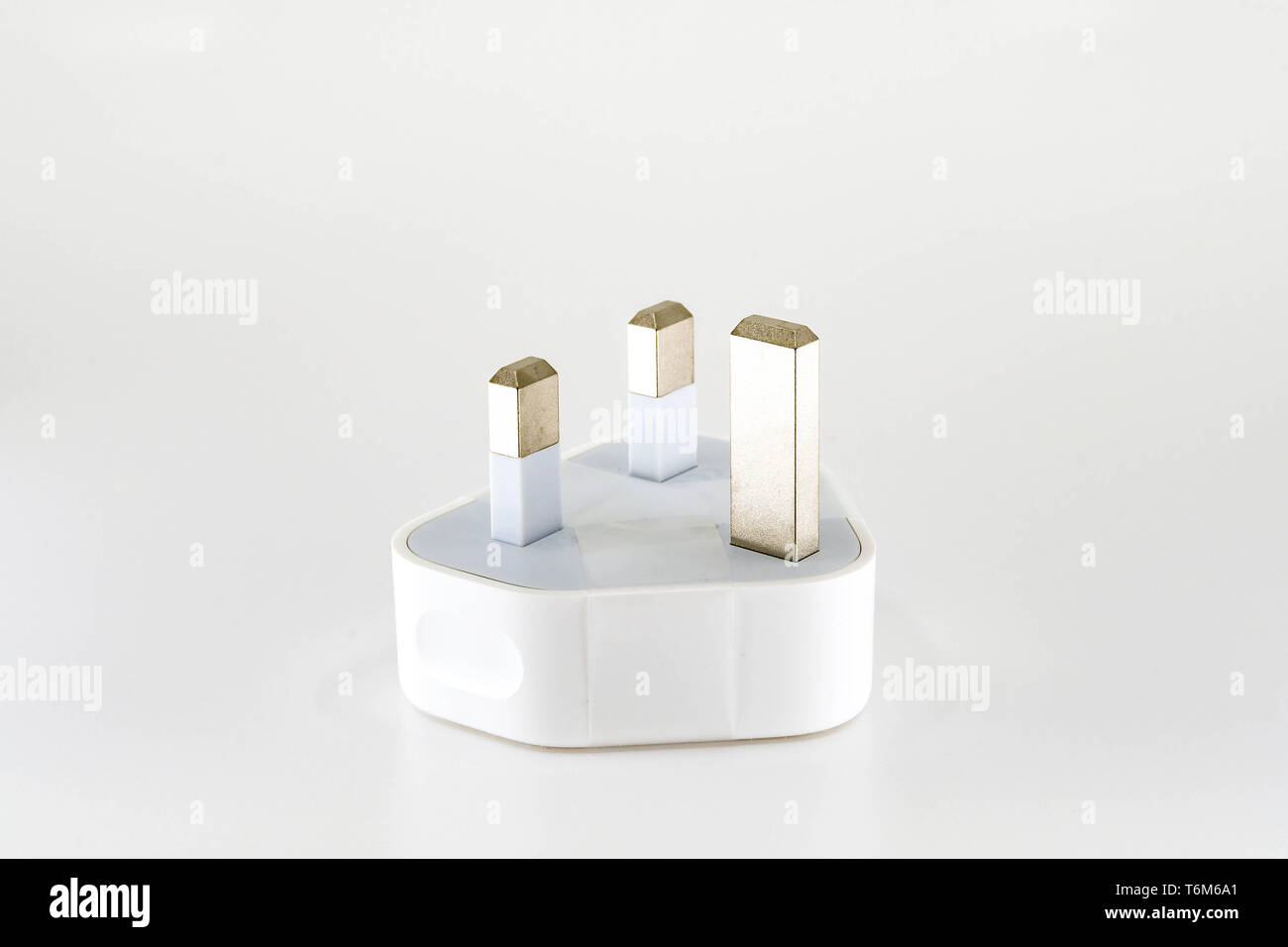 Vista ravvicinata di un USB Travel spina adattatore per alimentazione di rete per il Regno Unito isolata contro uno sfondo bianco. Foto Stock