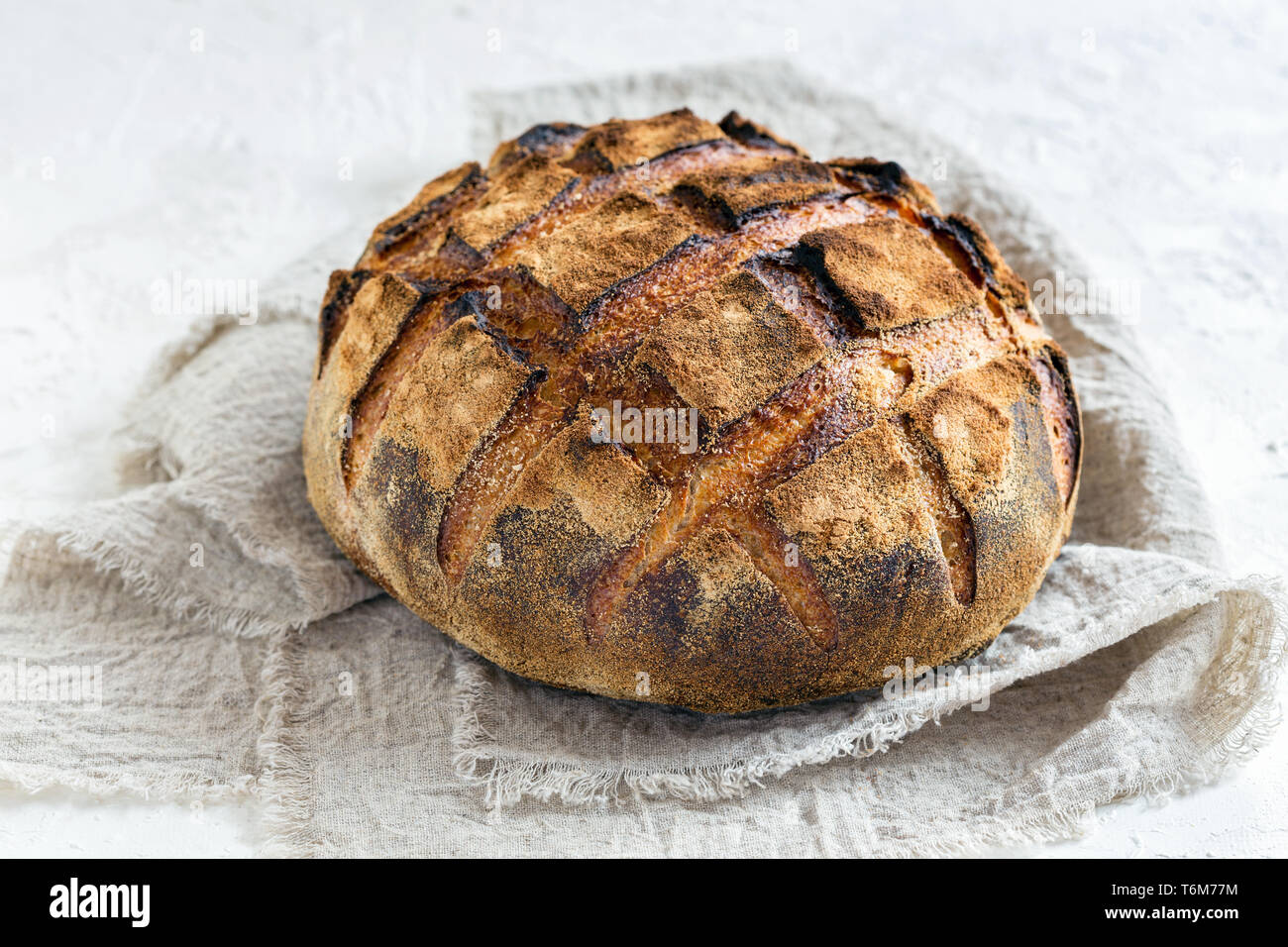 Artigianale di pane rustico da farine di frumento e di segala. Foto Stock