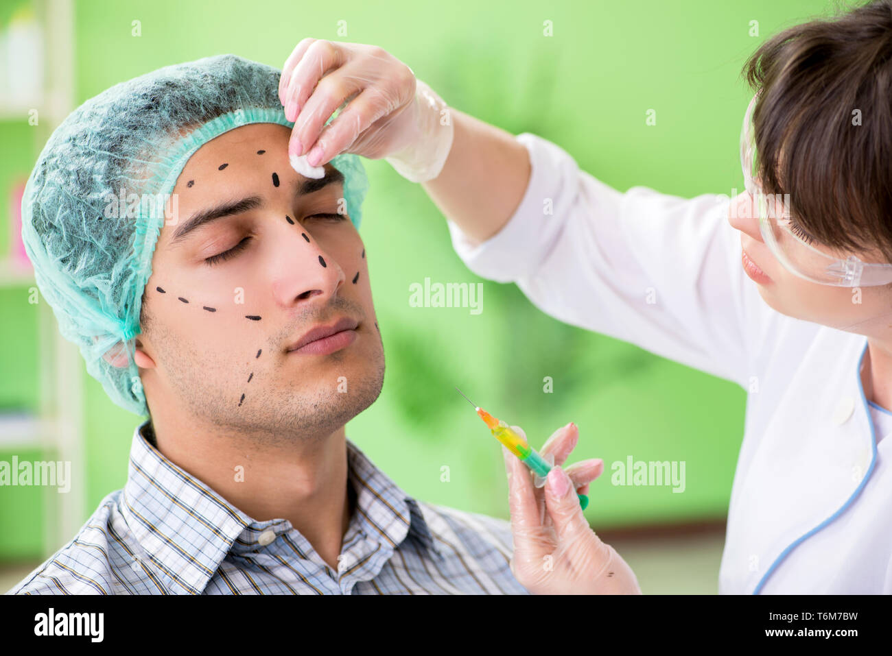 Chirurgo di plastica la preparazione per il funzionamento sul viso uomo Foto Stock