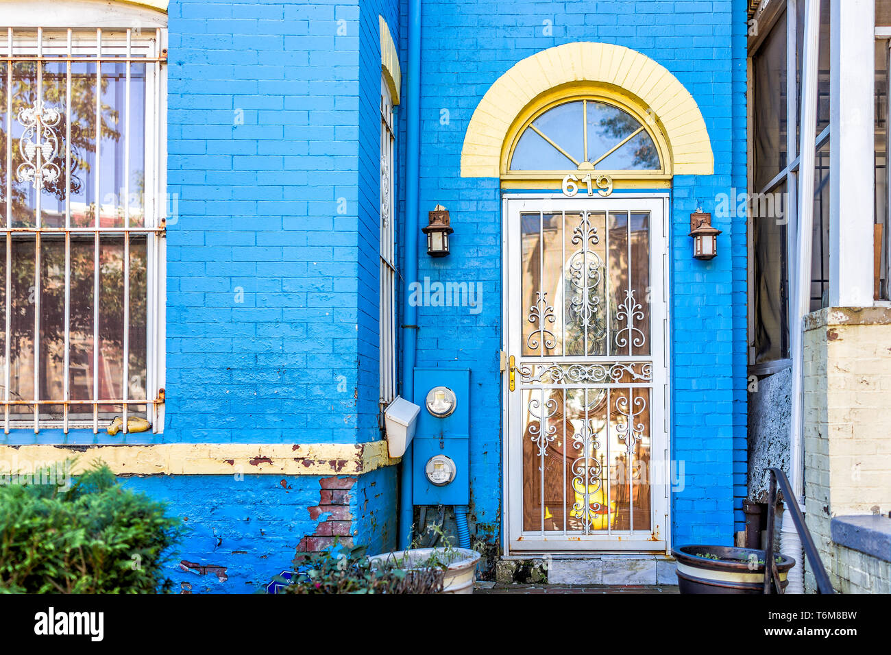 Washington DC, Stati Uniti d'America - 12 Ottobre 2018: blu colorato di mattoni dipinto townhouse residenziale home casa architettura esterno in Washington DC Capitol Hil Foto Stock