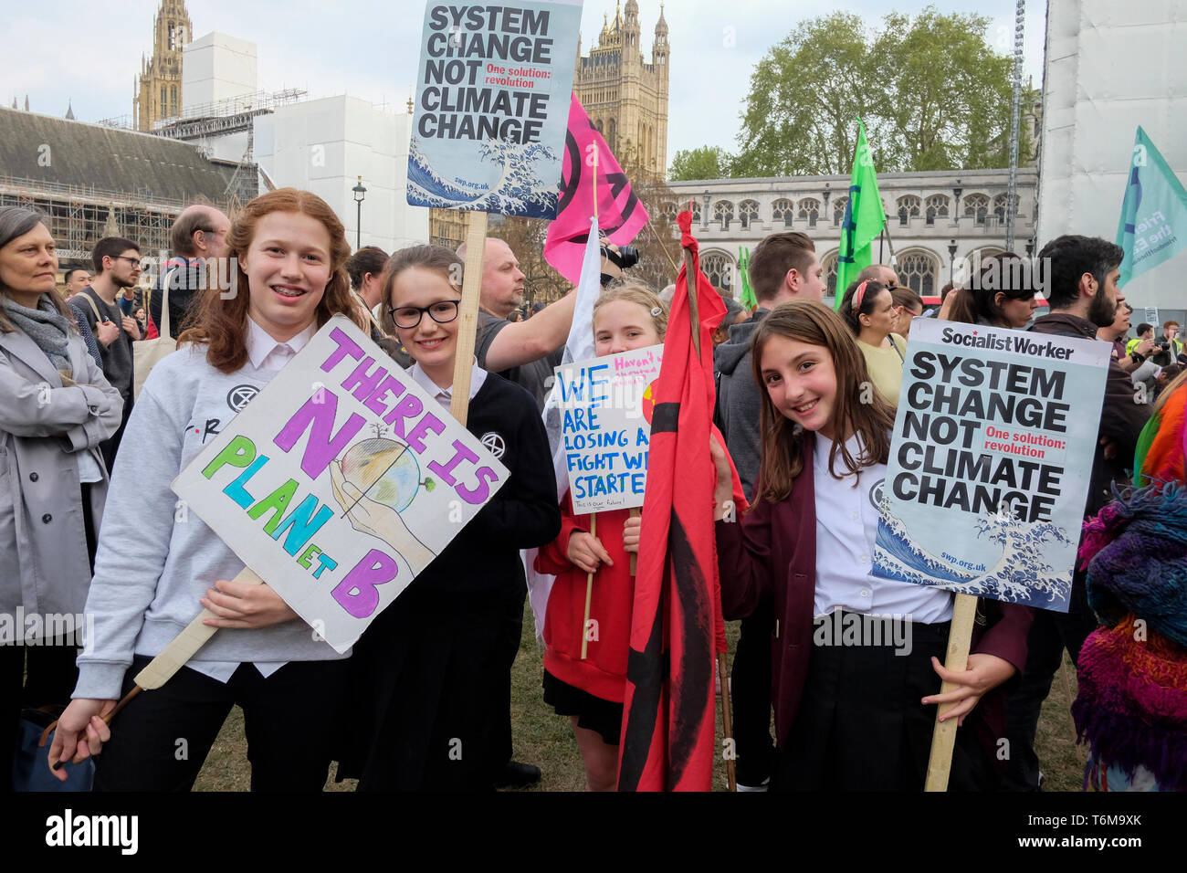 In età scolastica contestatori del clima partecipare a dichiarare una emergenza climatica ora la dimostrazione in piazza del Parlamento. Foto Stock