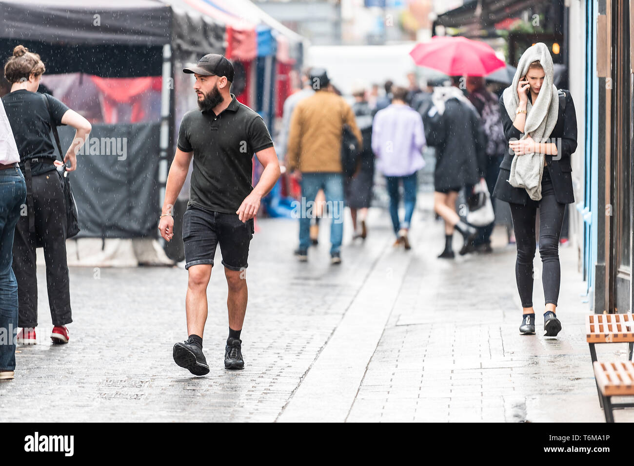 London, Regno Unito - 12 Settembre 2018: birra famosa strada del mercato alimentare la cultura europea in Soho con gente camminare durante la pioggia pioggia Foto Stock