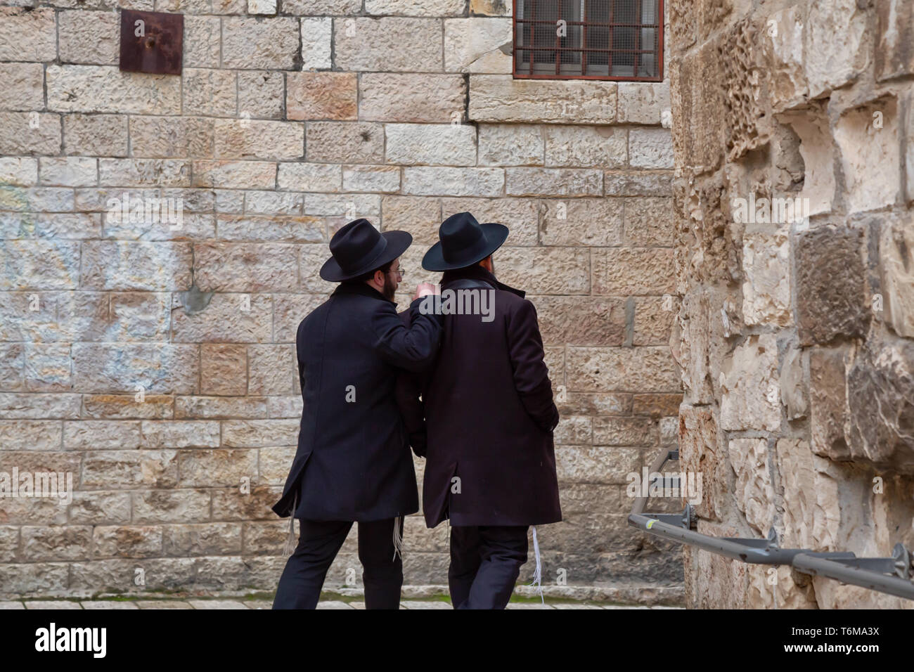 Gerusalemme, Israele - Aprile 2, 2019: giovane Religiosi, Hasidic Ebrei, vestita di nero sono a piedi nella città vecchia. Foto Stock