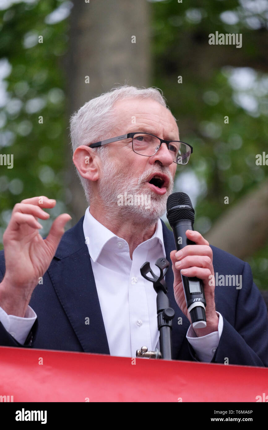 Il leader del lavoro Jeremy Corbyn si rivolge al rally dopo i deputati al Parlamento Ha approvato una mozione laburista per dichiarare un'emergenza climatica formale Il 1 maggio 2019 Foto Stock