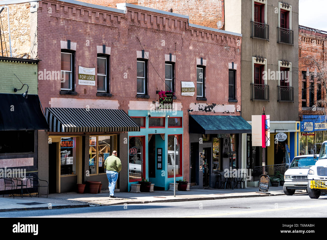 Asheville, Stati Uniti d'America - 19 Aprile 2018: Downtown old town street in North Carolina NC città famosa città in montagna con magazzini, negozi Foto Stock