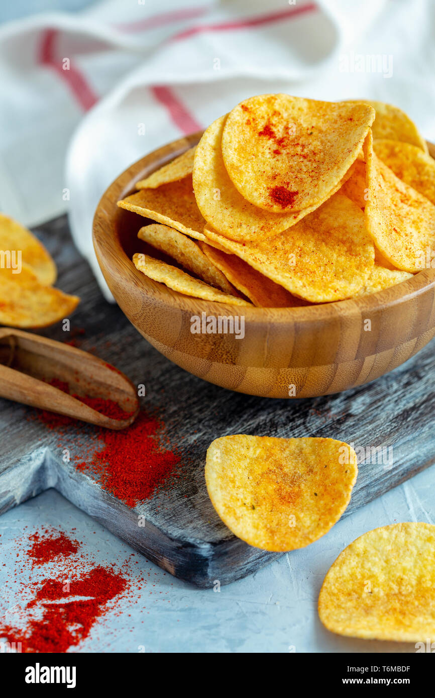 Ciotola di paprika potato chips. Foto Stock