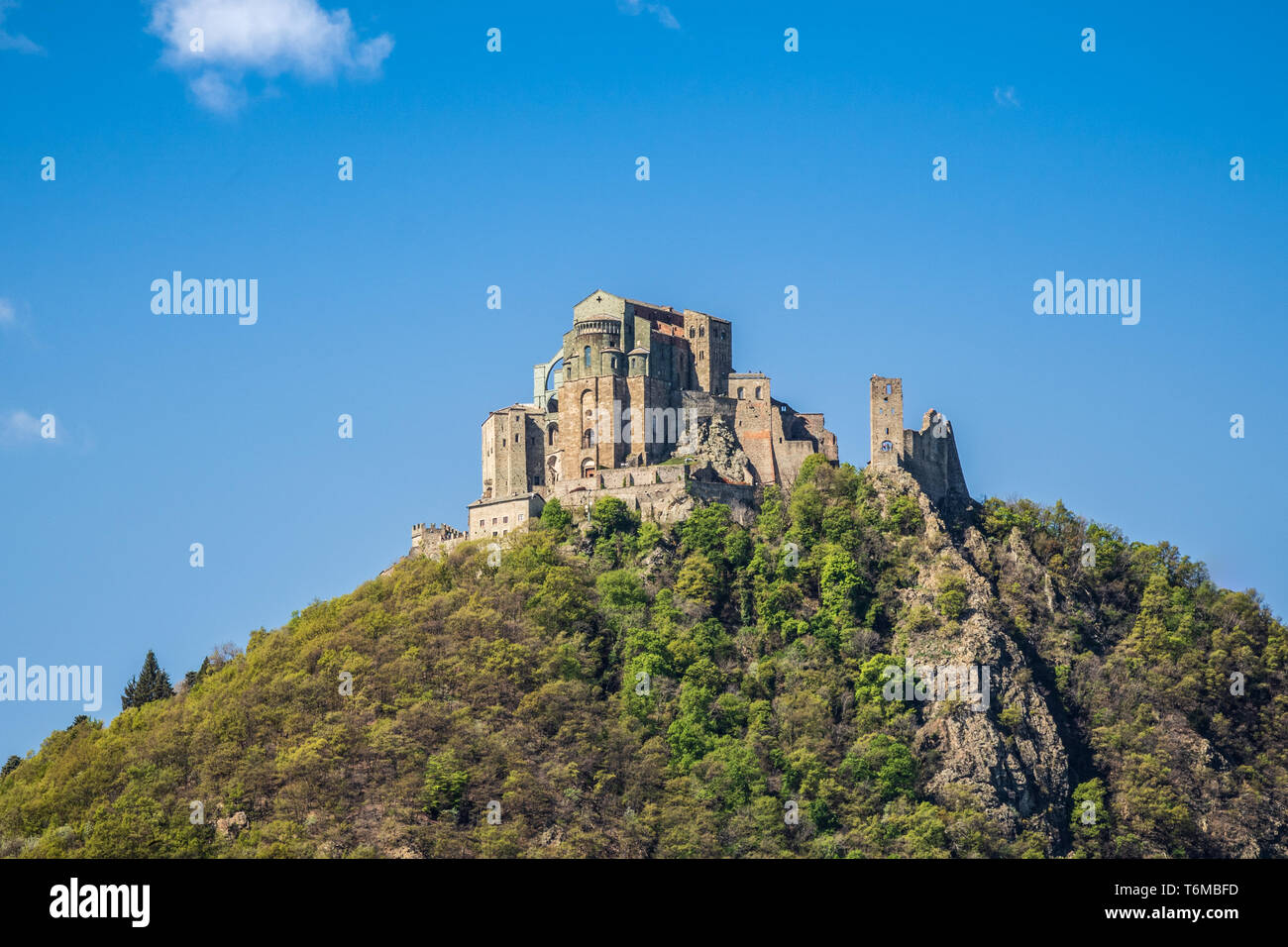 Vista della sacra di San Michele, la valle di Susa, PIEMONTE, ITALIA. Un medievale chiesa storica. è un complesso architettonico appollaiato sulla cima del monte P Foto Stock