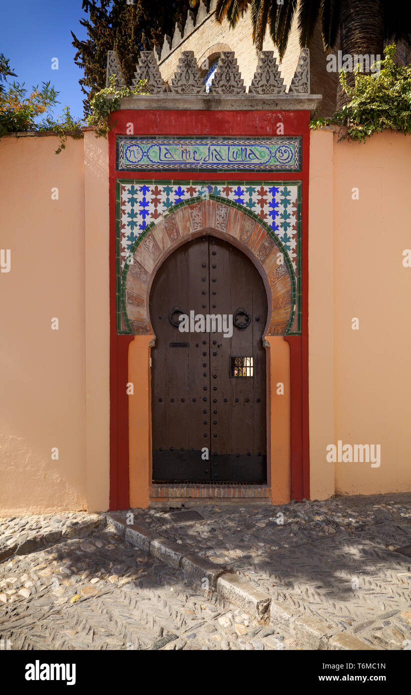 La quintessenza del gateway Moresca in El Albayzín o quartiere Albaicín della città di Granada, Andalusia. Foto Stock