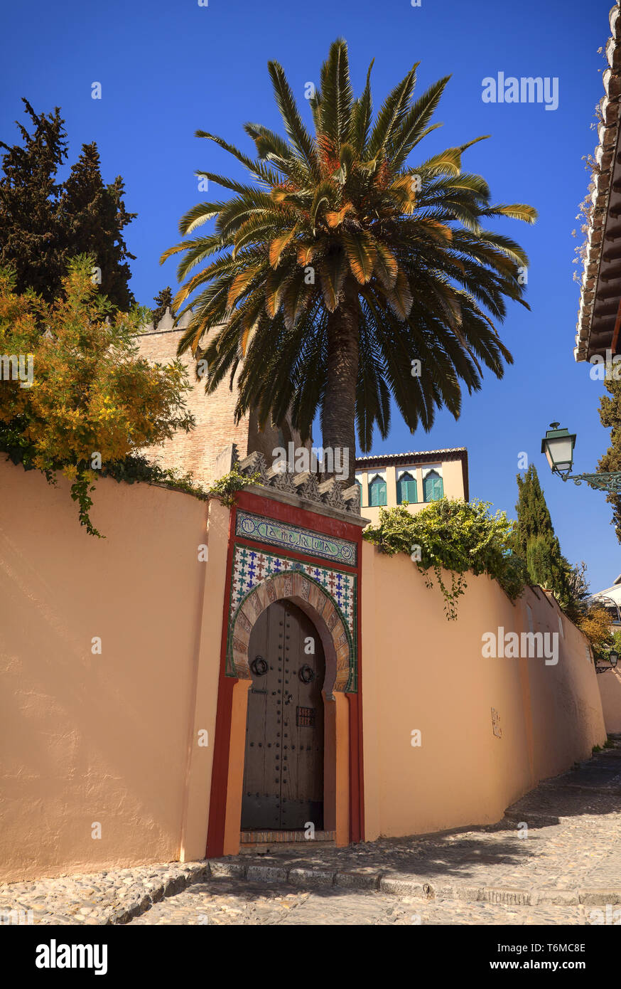 La quintessenza del gateway Moresca in El Albayzín o quartiere Albaicín della città di Granada, Andalusia. Foto Stock