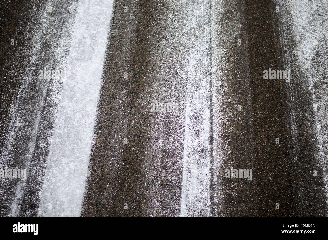Strade innevate visto da sopra durante il giorno nel tardo inverno Foto Stock