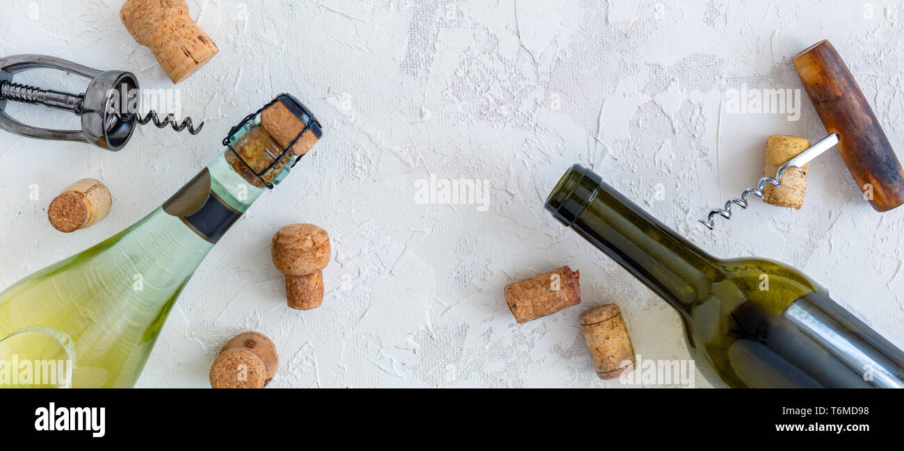 Bottiglie di vino, tappi e cavatappi vintage. Foto Stock