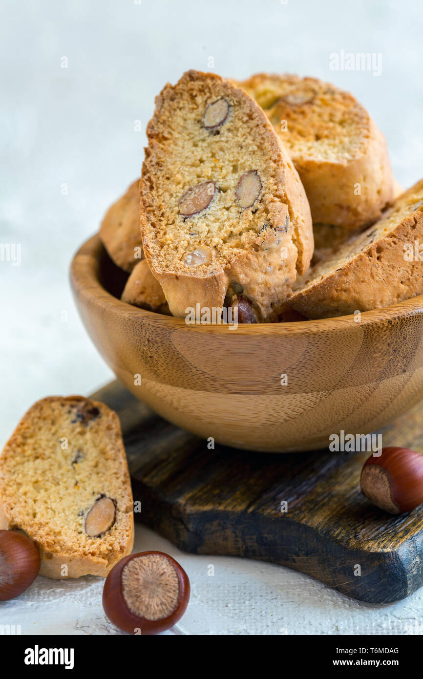 Biscotti italiani biscotti in una ciotola di legno. Foto Stock