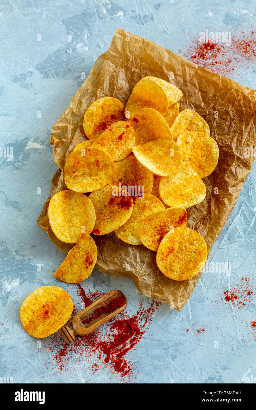 Spicy potato chips con la paprika e il sale. Foto Stock
