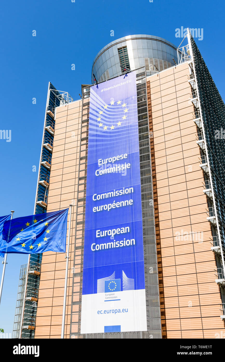 Basso angolo di vista la grande banner sulla facciata dell'ala sud dell'edificio Berlaymont, sede della Commissione europea a Bruxelles, in Belgio Foto Stock