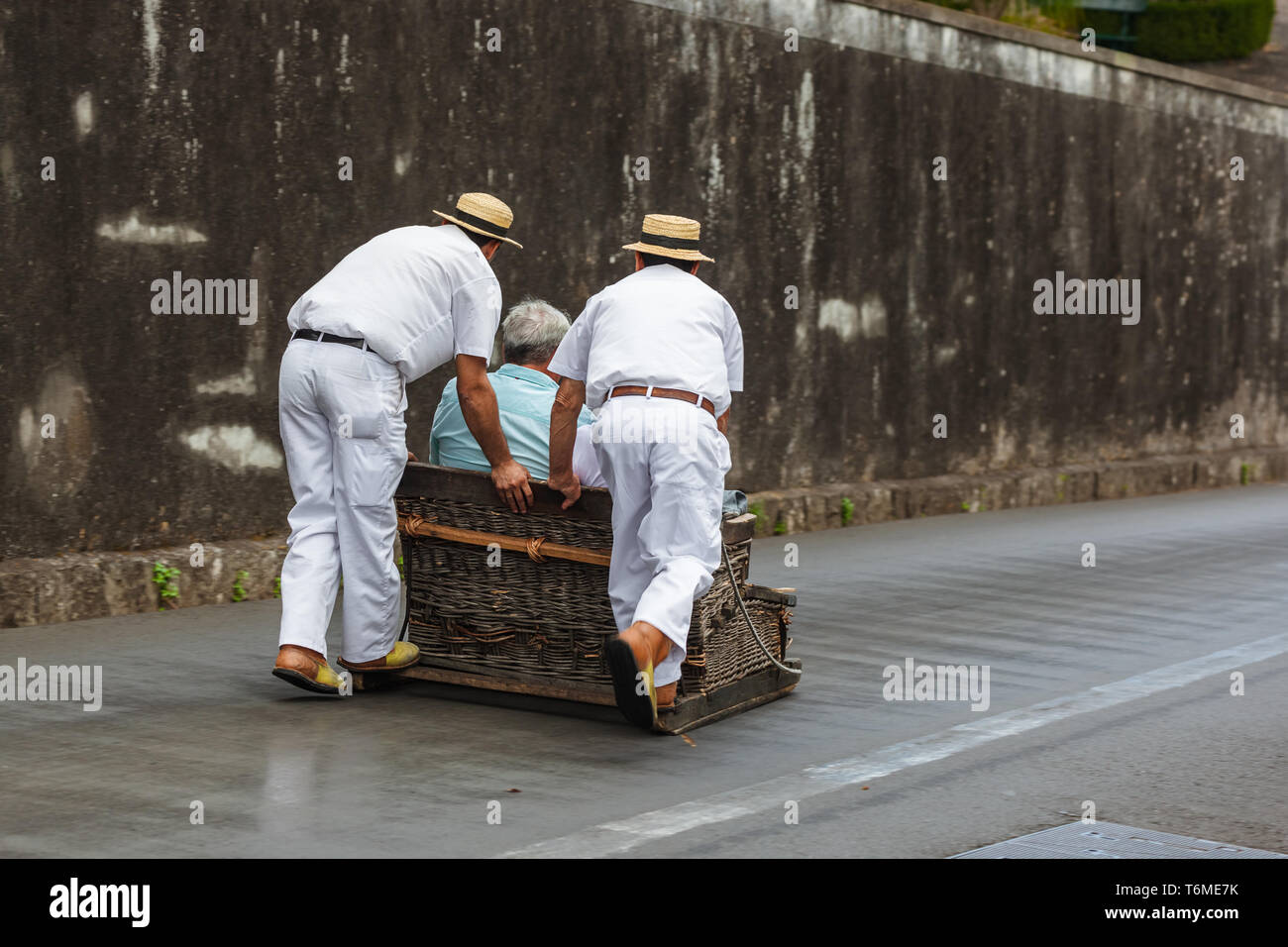 Toboggan piloti sulla slitta in Monte - Funchal Madeira Portogallo Foto Stock