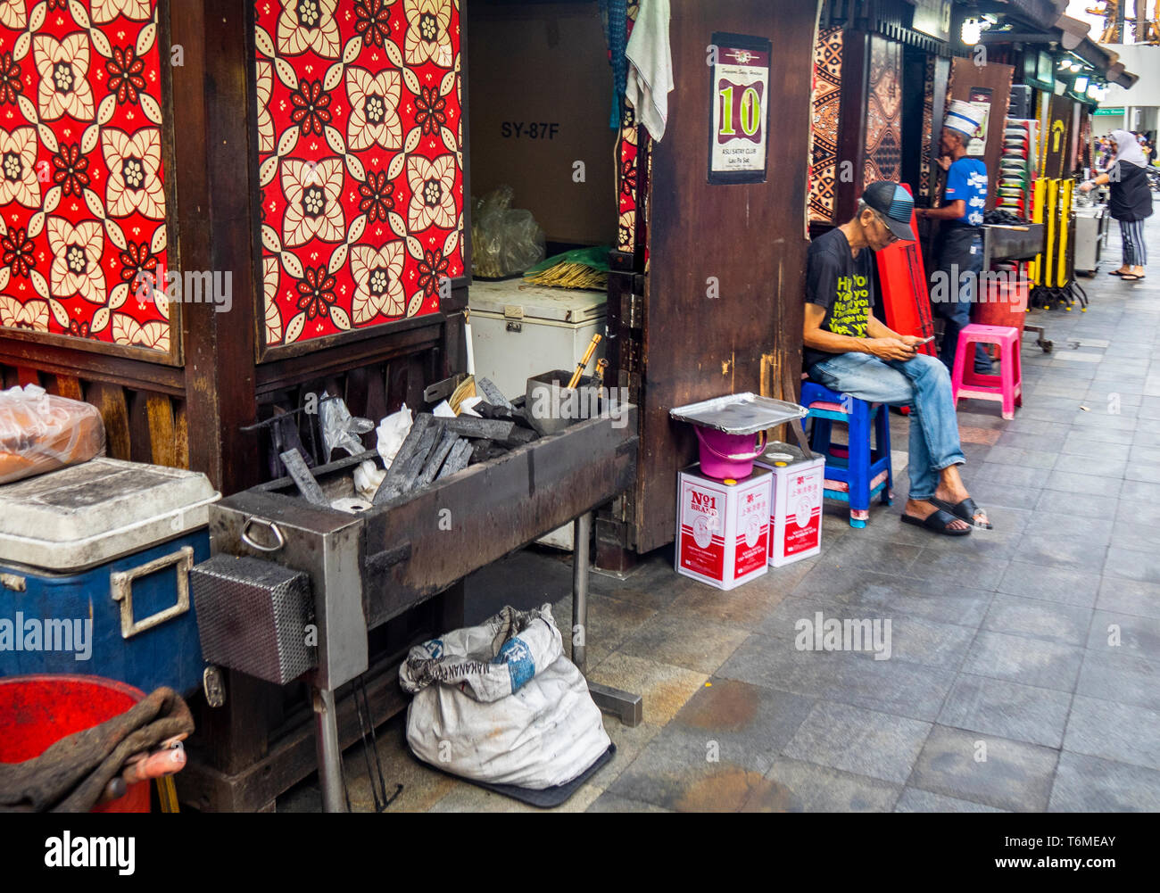 Fila di saté foodstalls fuori Lau Pa Sat hawker mercati alimentari nel centro cittadino di Singapore. Foto Stock