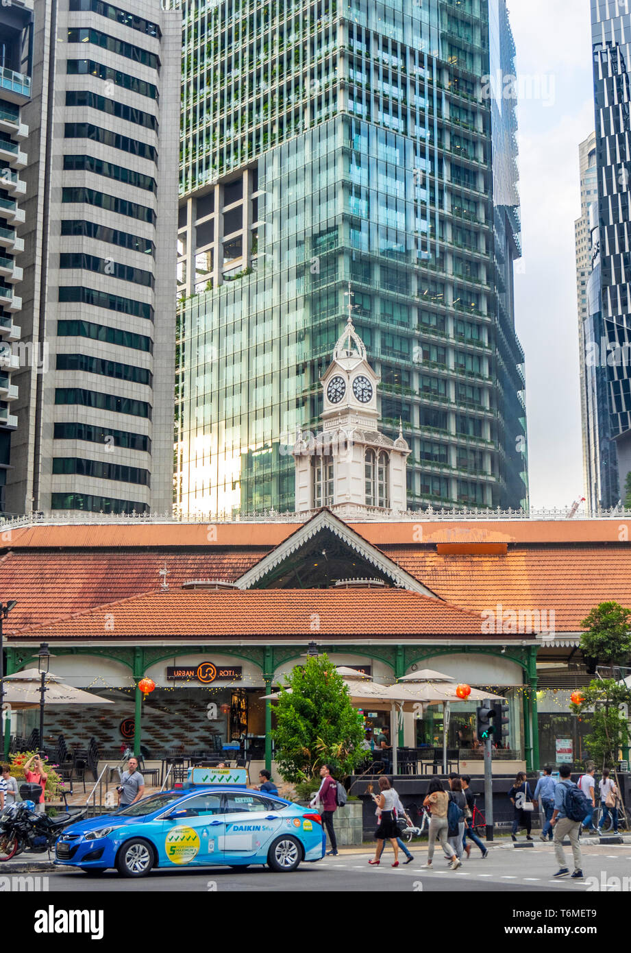 Torre dell'orologio sulla parte superiore di Lau Pat Sat Hawker mercati alimentari nel centro cittadino di Singapore. Foto Stock