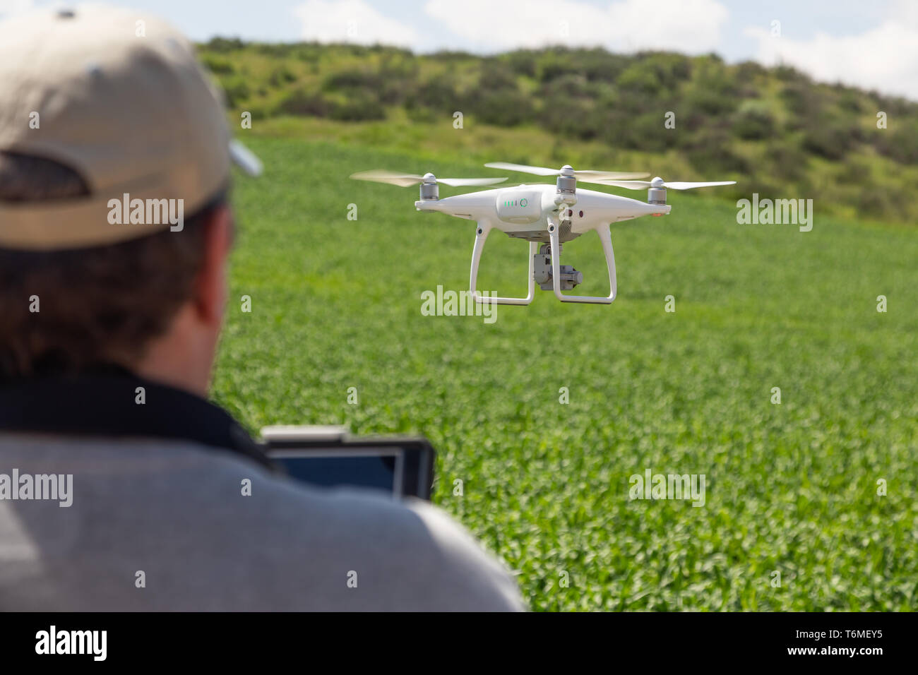 UAV Drone pilota comandante e la raccolta di dati su Country Farm Land. Foto Stock
