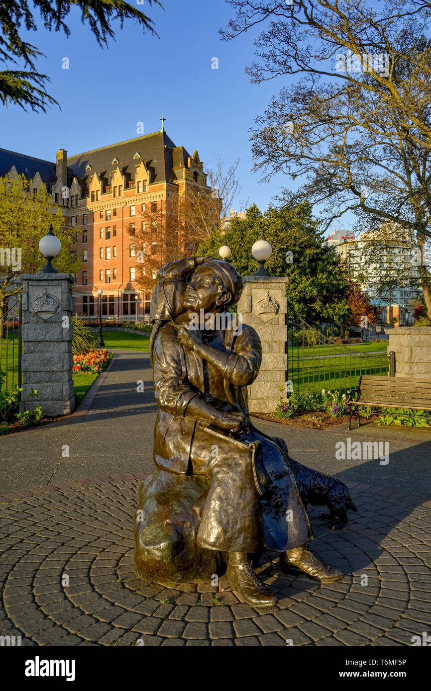Statua di bronzo di artista Emily Carr da Barbara Paterson, Victoria, Isola di Vancouver, British Columbia, Canada Foto Stock