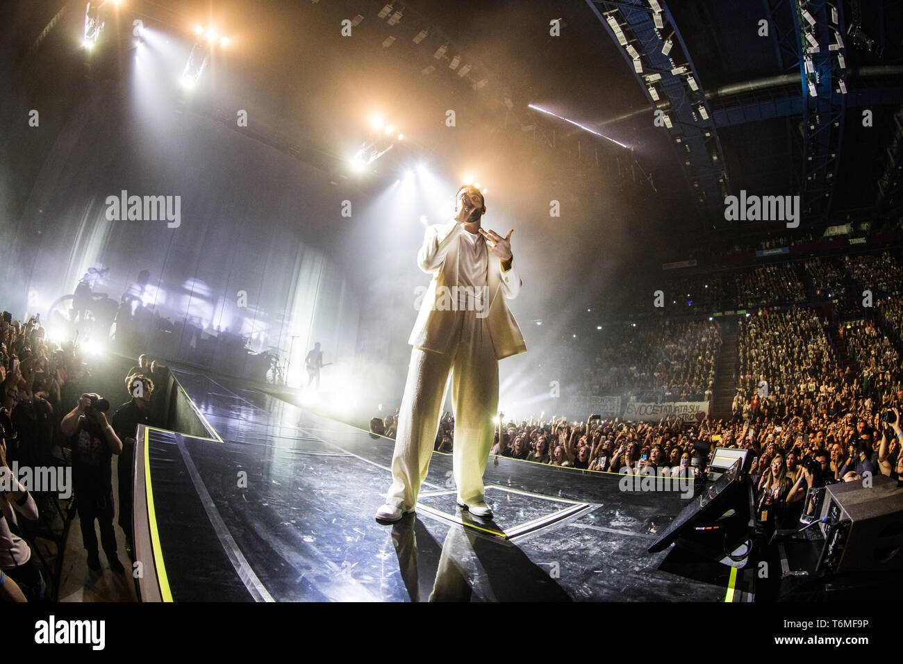 Milano Italia. 01 maggio 2019. Il cantante italiano-cantautore MARCO MENGONI suona dal vivo sul palco al Mediolanum Forum durante il 'Atlantico Tour' Foto Stock