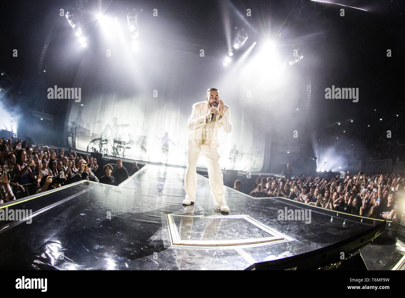 Milano Italia. 01 maggio 2019. Il cantante italiano-cantautore MARCO MENGONI suona dal vivo sul palco al Mediolanum Forum durante il 'Atlantico Tour' Foto Stock