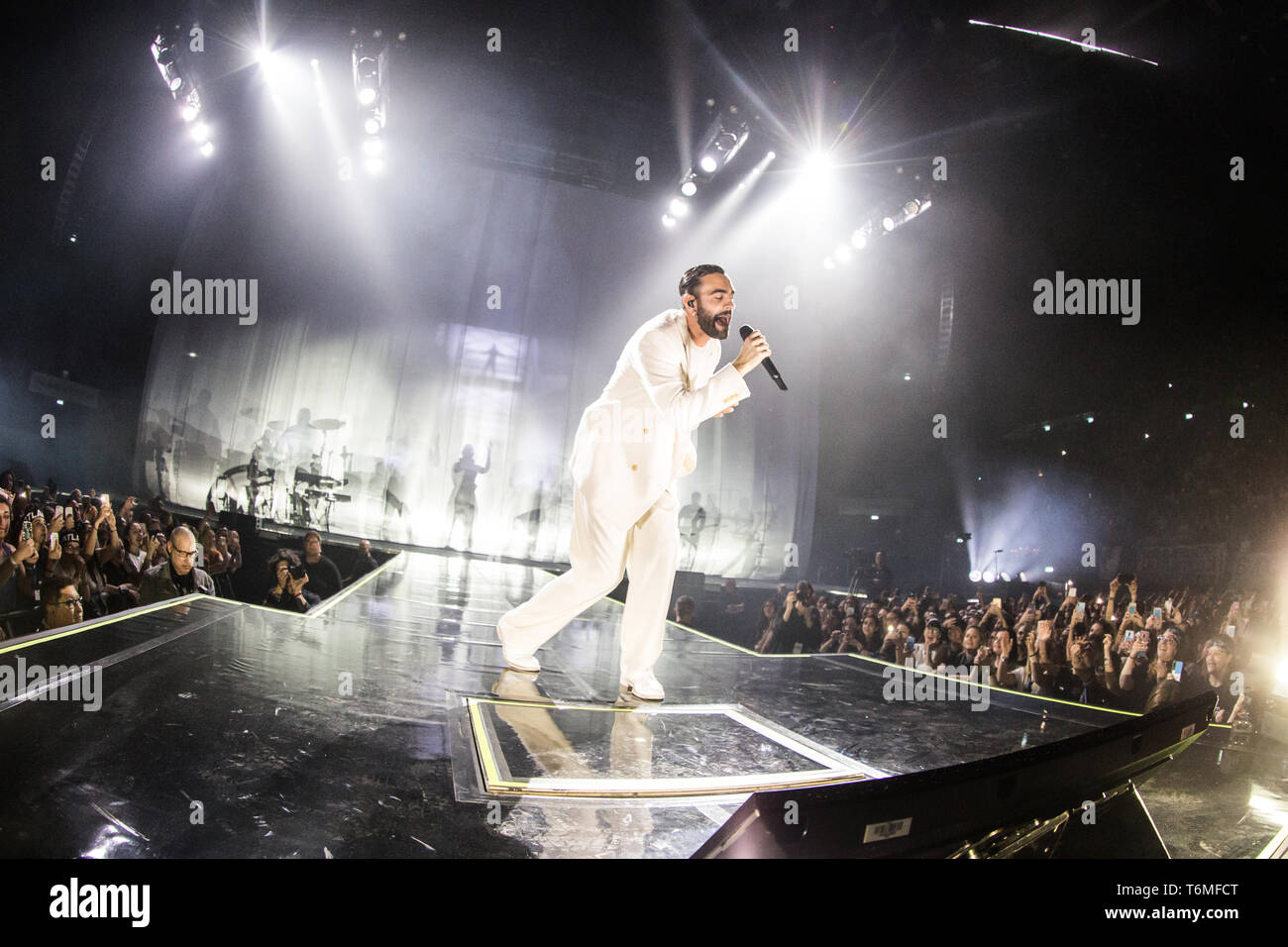 Milano Italia. 01 maggio 2019. Il cantante italiano-cantautore MARCO MENGONI suona dal vivo sul palco al Mediolanum Forum durante il 'Atlantico Tour' Foto Stock