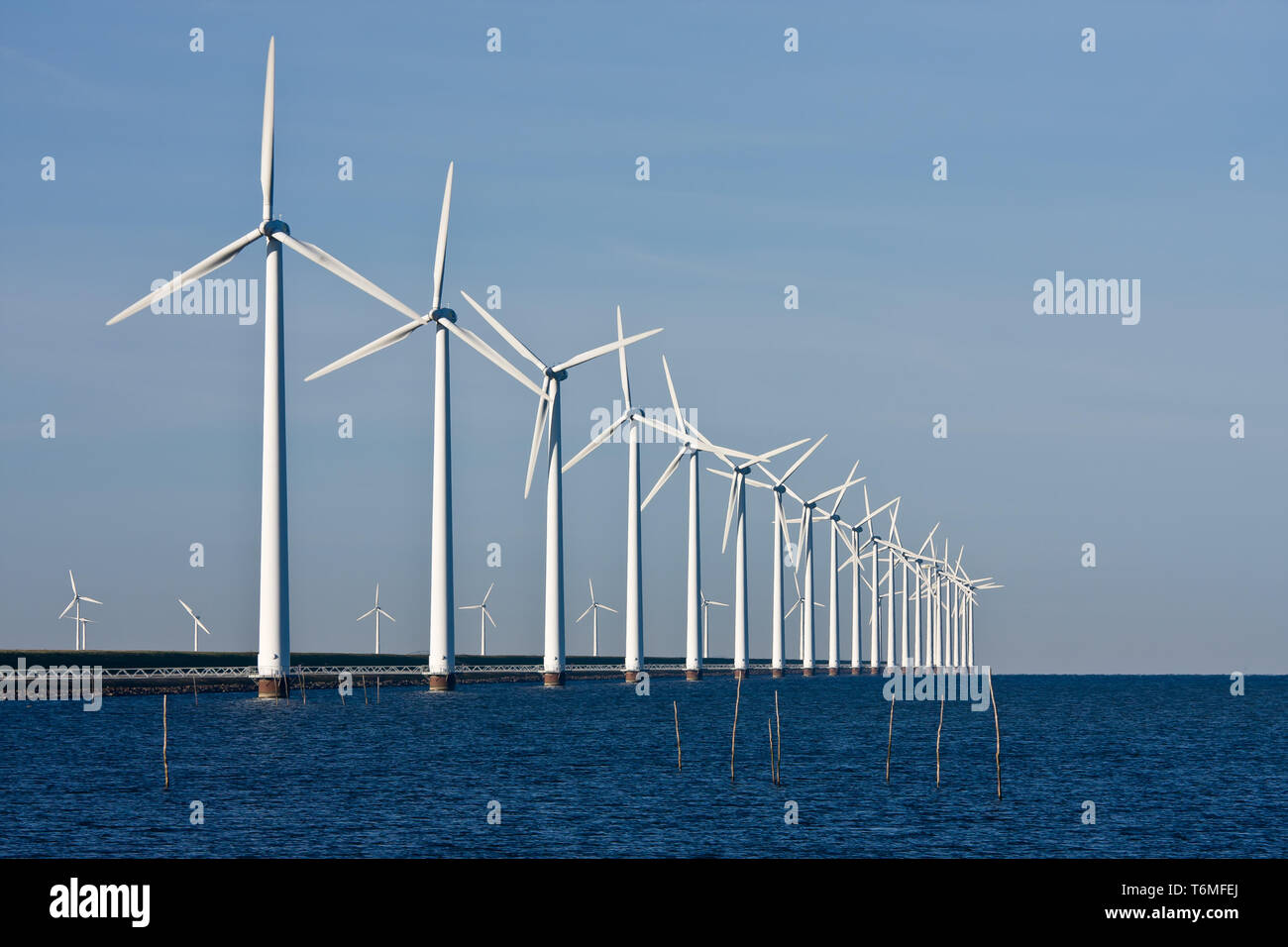Lunga fila di windturbines nei Paesi Bassi Foto Stock