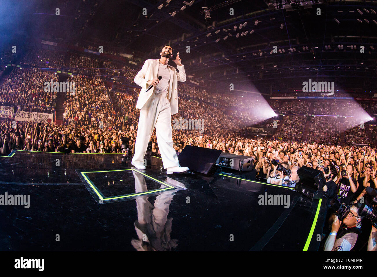 Milano Italia. 01 maggio 2019. Il cantante italiano-cantautore MARCO MENGONI suona dal vivo sul palco al Mediolanum Forum durante il 'Atlantico Tour' Foto Stock