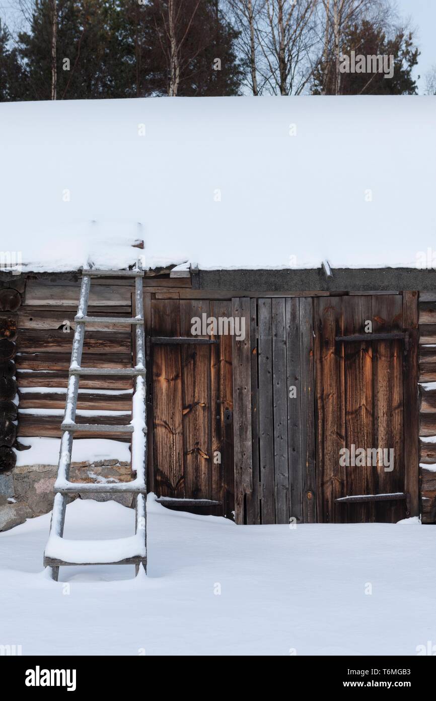 Edificio di log in villaggio Natturi in inverno Foto Stock
