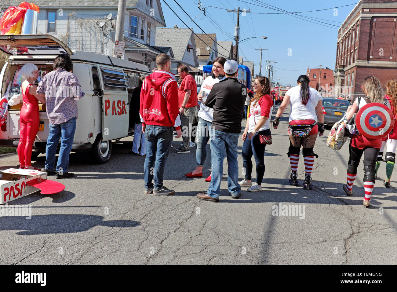 I partecipanti nel 2019 Dyngus Day parade di Buffalo, New York fare i preparativi per la strada nel quartiere di Polonia. Foto Stock