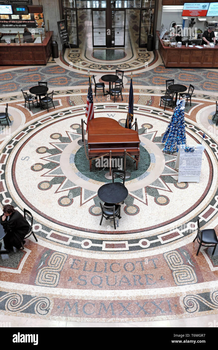 Spettacolare mosaico del pavimento nell'atrio interno dell'edificio Ellicott Square a Buffalo, New York, Stati Uniti. Foto Stock