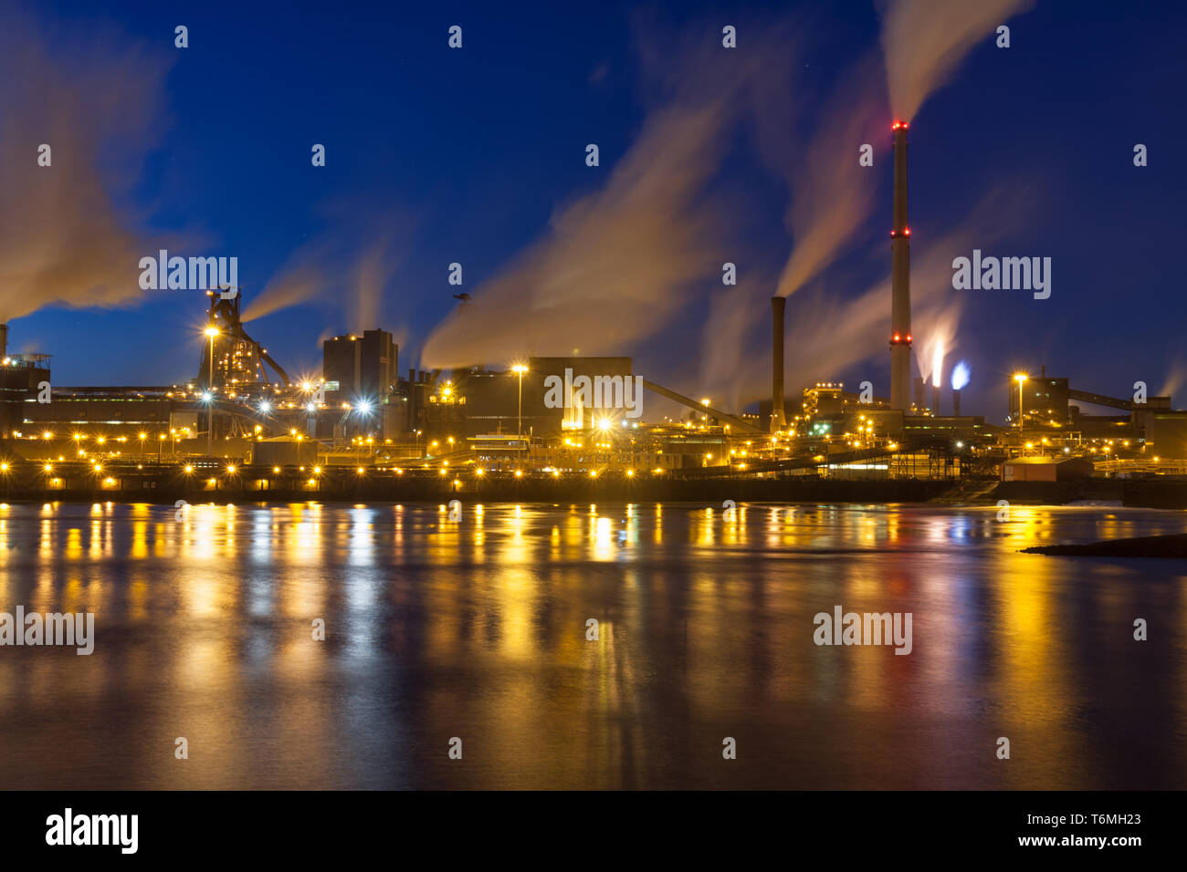 Dutch industria siderurgica di notte Foto Stock