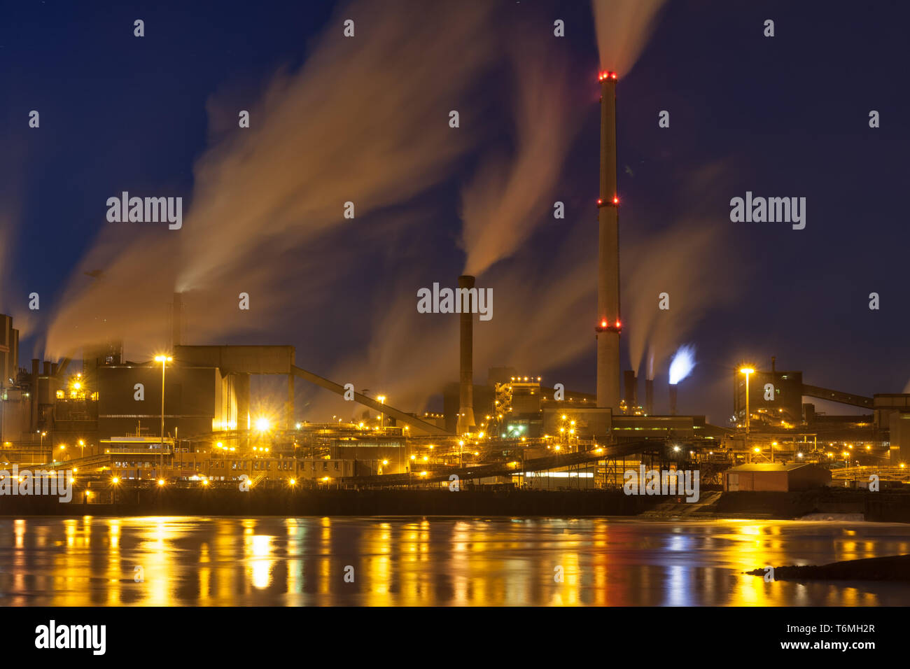 Dutch industria siderurgica di notte Foto Stock