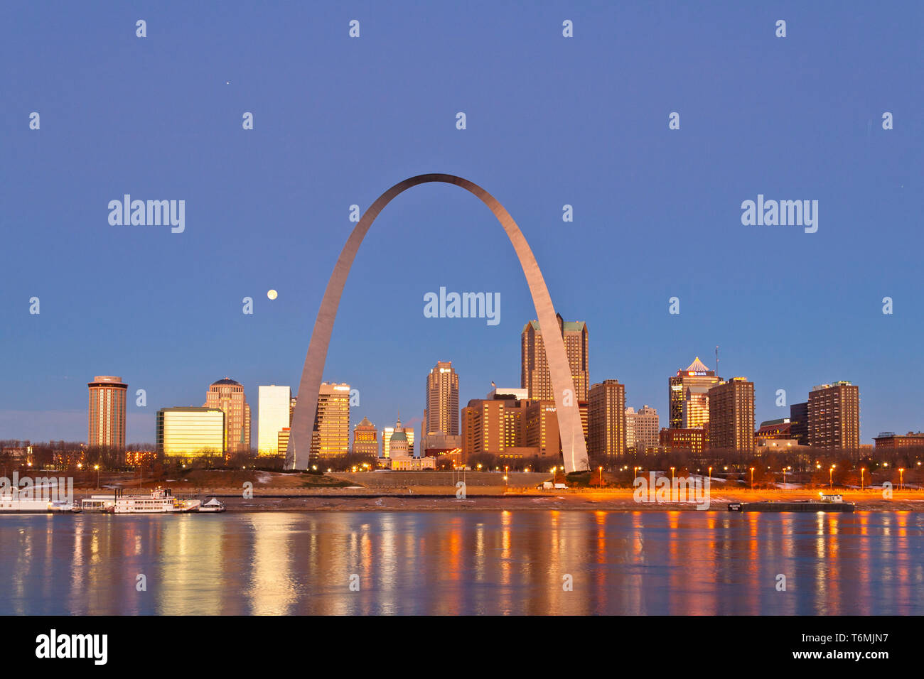 Le lunghe notti di luna piena, Giove e il Gateway Arch evidenziare il verso ovest vista sul fiume Mississippi prima dell'alba sul dicembre 18, 2013. Foto Stock