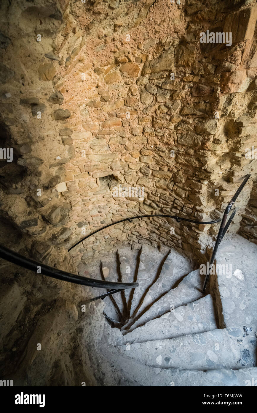 Scale di avvolgimento alla sommità della torre di castello Foto Stock