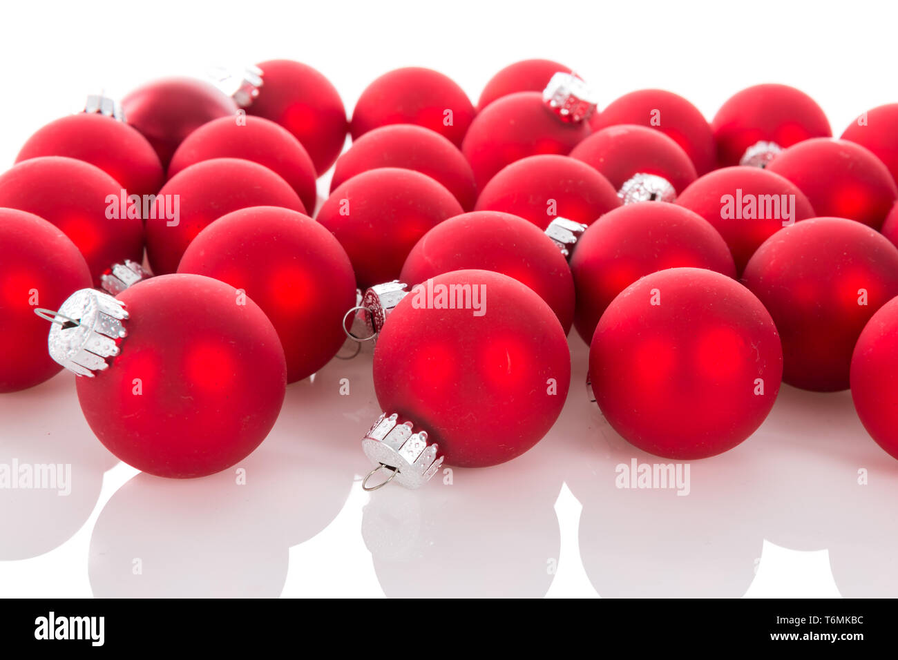 Rosso palle di Natale isolato a uno sfondo bianco Foto Stock