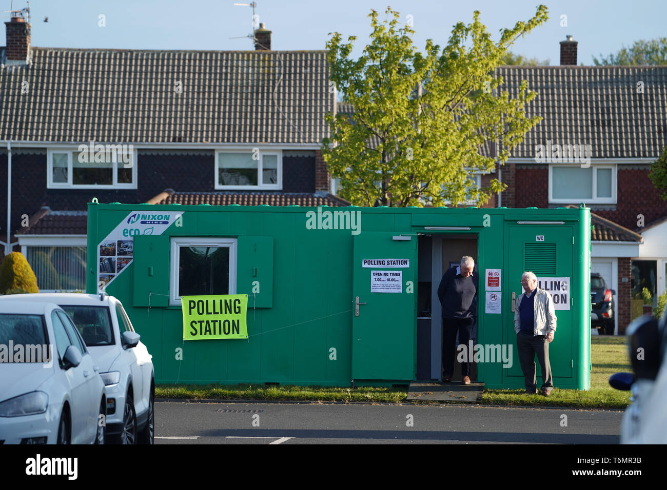 Un edificio temporaneo utilizzato come stazione di polling a Whitley Lodge, a Whitley Bay, North Tyneside, come elettori intitolata alle urne per consiglio e mayoral elezioni in Inghilterra e Irlanda del Nord. Foto Stock