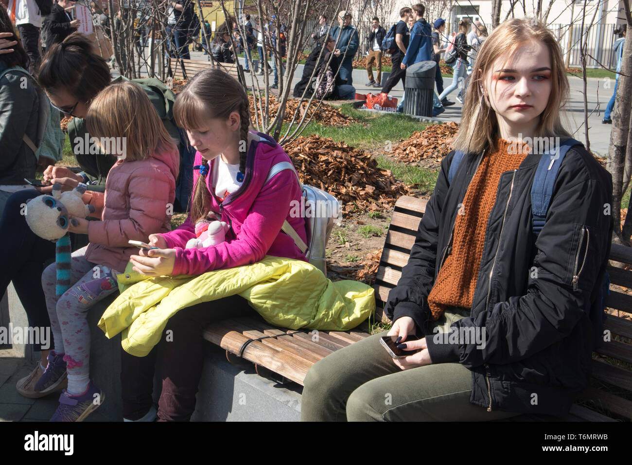 Mosca, Russia - 1 Maggio 2019: ragazza bionda seduta su una panchina Foto Stock