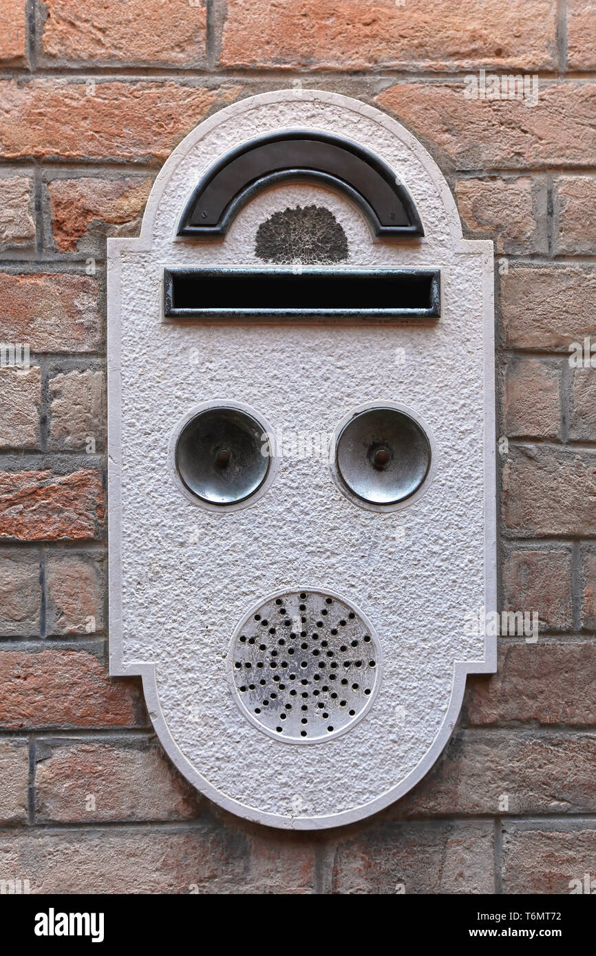 Il campanello e citofono con slot per cassetta postale in Venezia Foto Stock