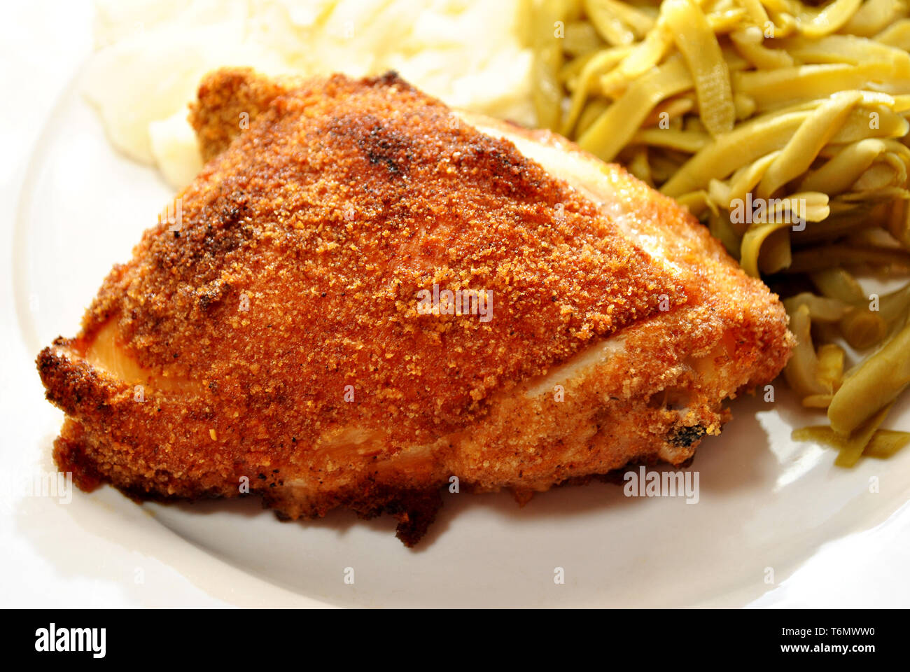 Croccante panato al forno coscia di pollo Foto Stock